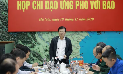 Bão số 12 vừa suy yếu, lại lo chống bão số 13 đang tăng tốc